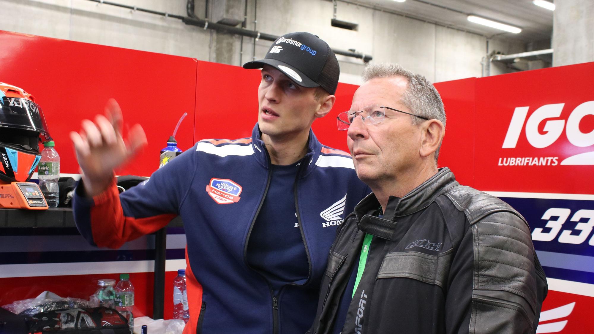 Thomas Brehmer im Gespräch mit Motorradrennfahrer Florian Alt.