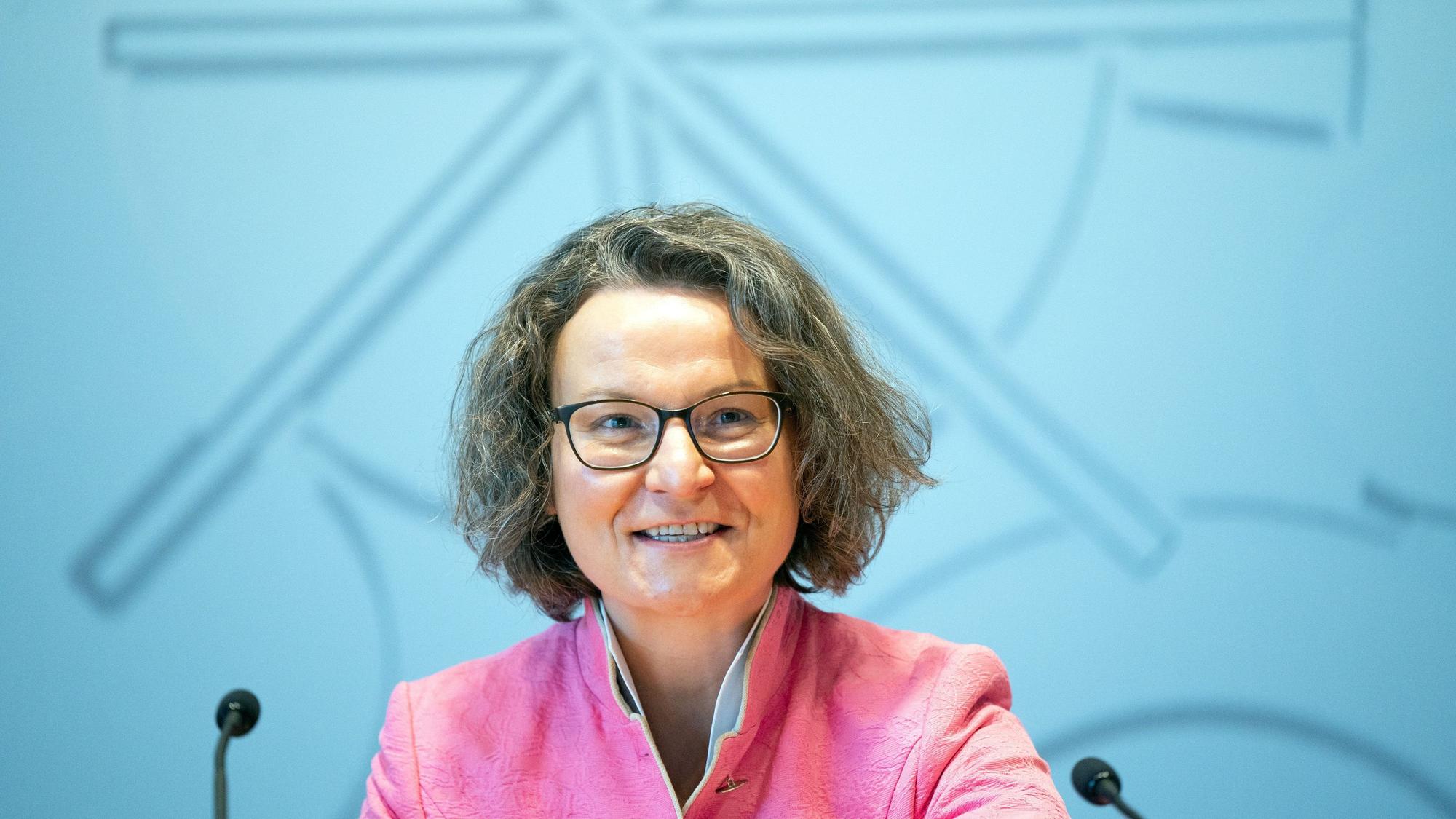 Ina Scharrenbach (CDU), Ministerin für Heimat, Kommunales, Bauen und Gleichstellung von Nordrhein-Westfalen, hat sich einmal mit dem mutmaßlichen Schleuser-Chef getroffen.