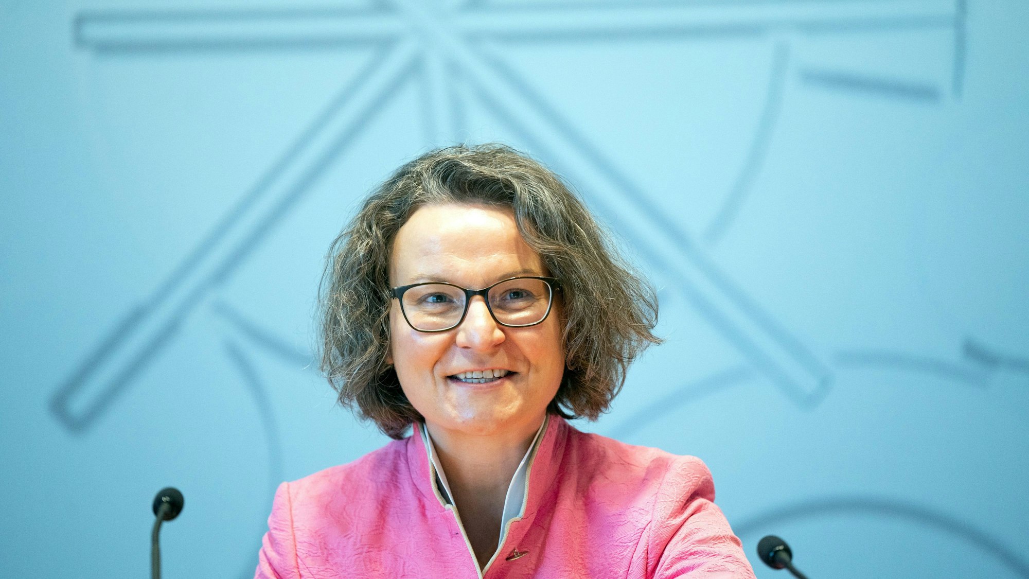 Ina Scharrenbach (CDU), Ministerin für Heimat, Kommunales, Bauen und Gleichstellung von Nordrhein-Westfalen, hat sich einmal mit dem mutmaßlichen Schleuser-Chef getroffen.