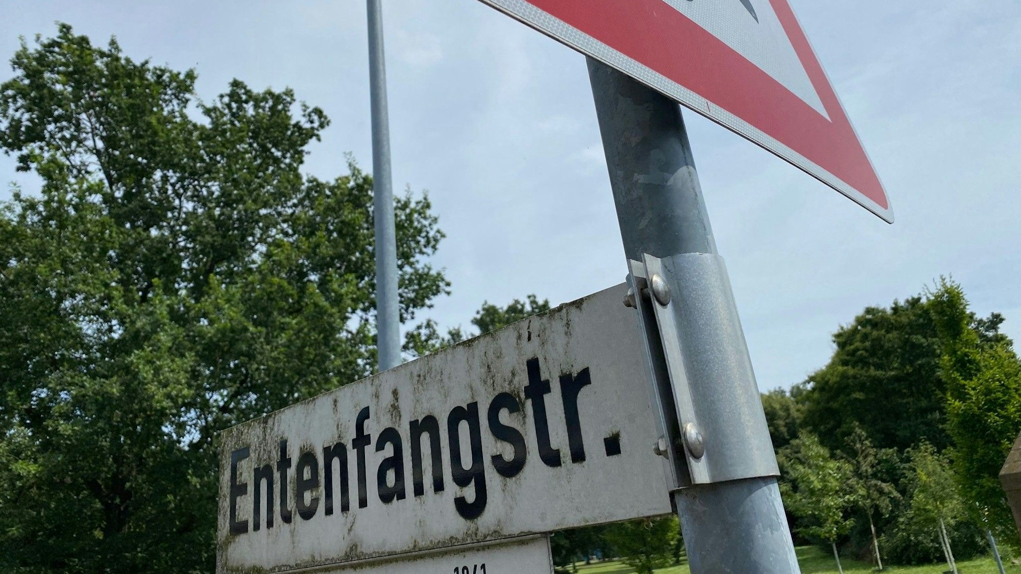 Zu sehen ist ein Straßenschild.