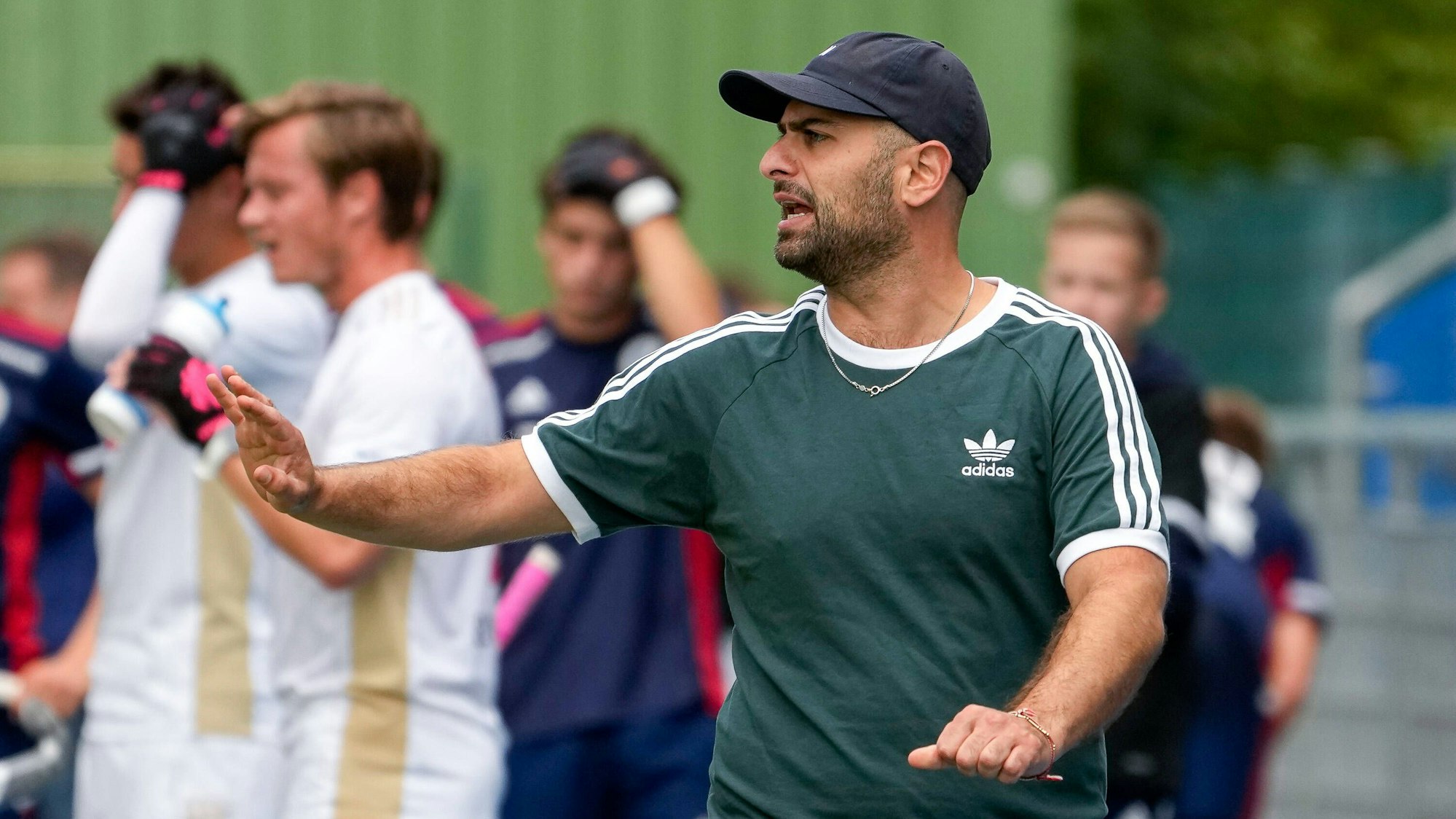 Pasha Gademan Gademann, Trainer, Cheftrainer, KTHC, gibt Anweisungen, gestikuliert, mit den Armen gestikulieren, Einzelbild, Einzelfoto, Aktion, Action, 17.09.2022, Mannheim Deutschland, Hockey, 1. Bundesliga, Herren, Mannheimer HC - Rot-Weiss Köln *** Pasha Gademan Gademann, coach, head coach, KTHC , gives instructions, gestures, gesturing with arms, single picture, single photo, action, action, 17 09 2022, Mannheim Germany , Hockey, 1 Bundesliga, Men, Mannheimer HC Rot Weiss Köln xozx