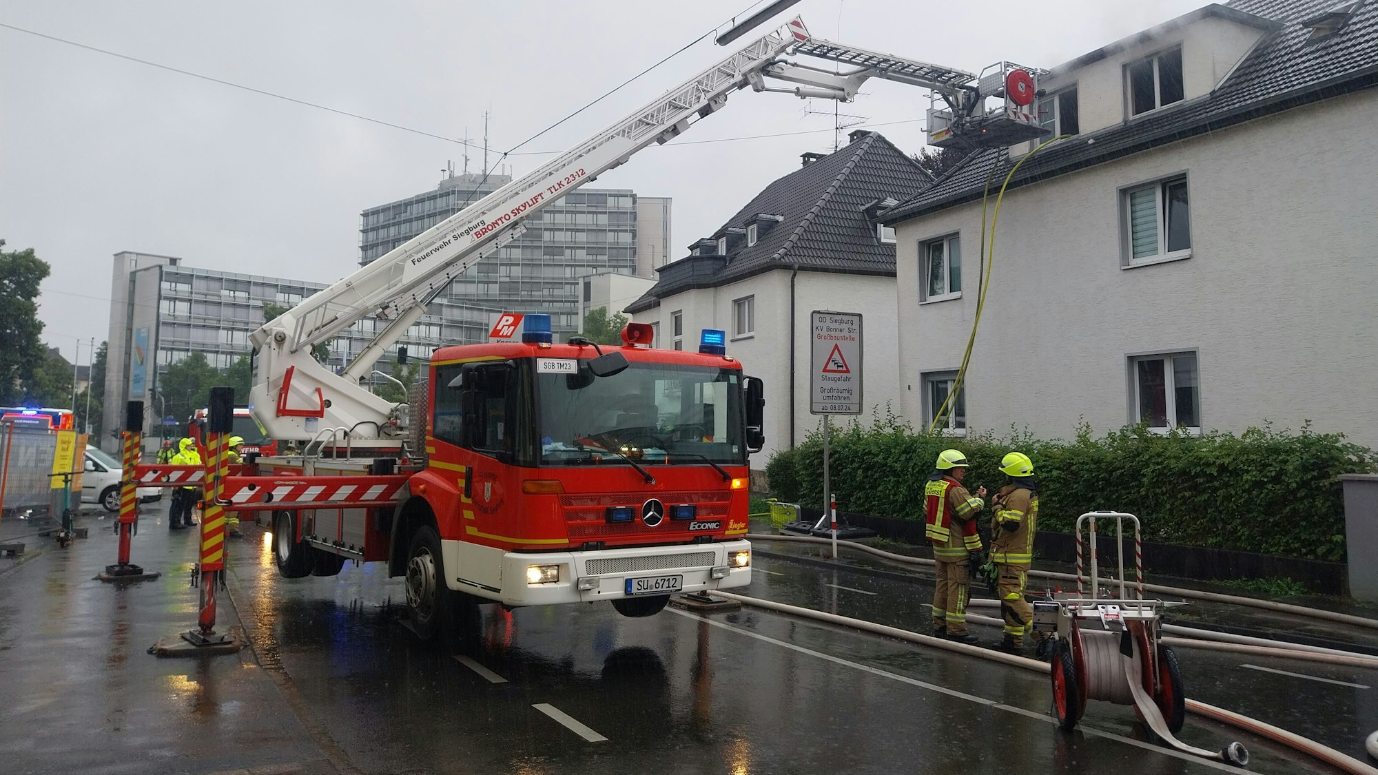Eine Drehleiter der Feuerwehr steht auf der Straße.