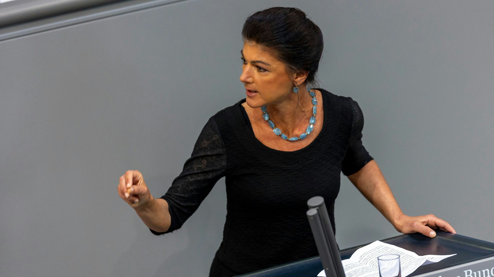 Sahra Wagenknecht, Bundesvorsitzende des Bündnis Sahra Wagenknecht (BSW), spricht im Bundestag. Laut dem „Spiegel“ erhält das BSW Unterstützung aus Russland. (Archivbild)