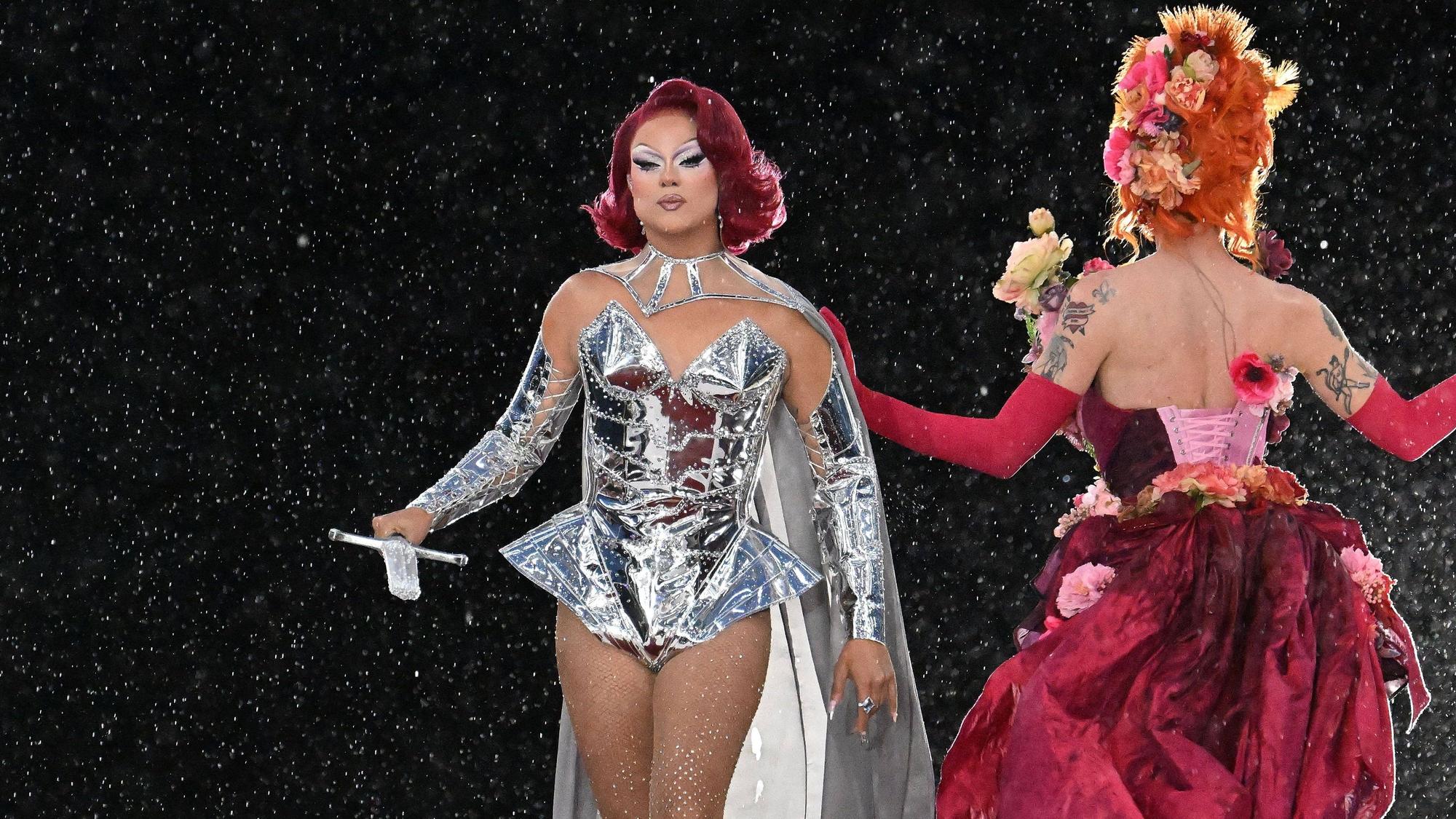 Paris steht auch für Mode: Bei der Eröffnungsfeier präsentieren Models einige Designs.