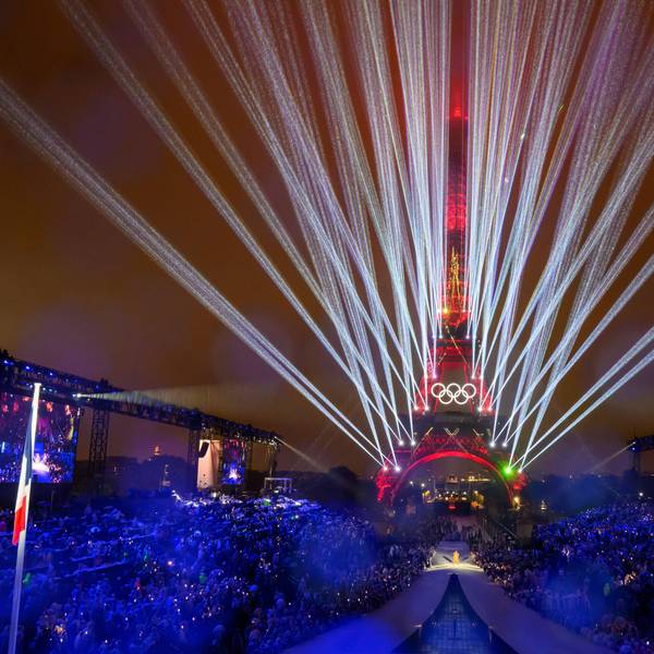 Der Eiffelturm in Paris wird während der Eröffnungsfeier der Olympischen Spiele gekonnt in Szene gesetzt.