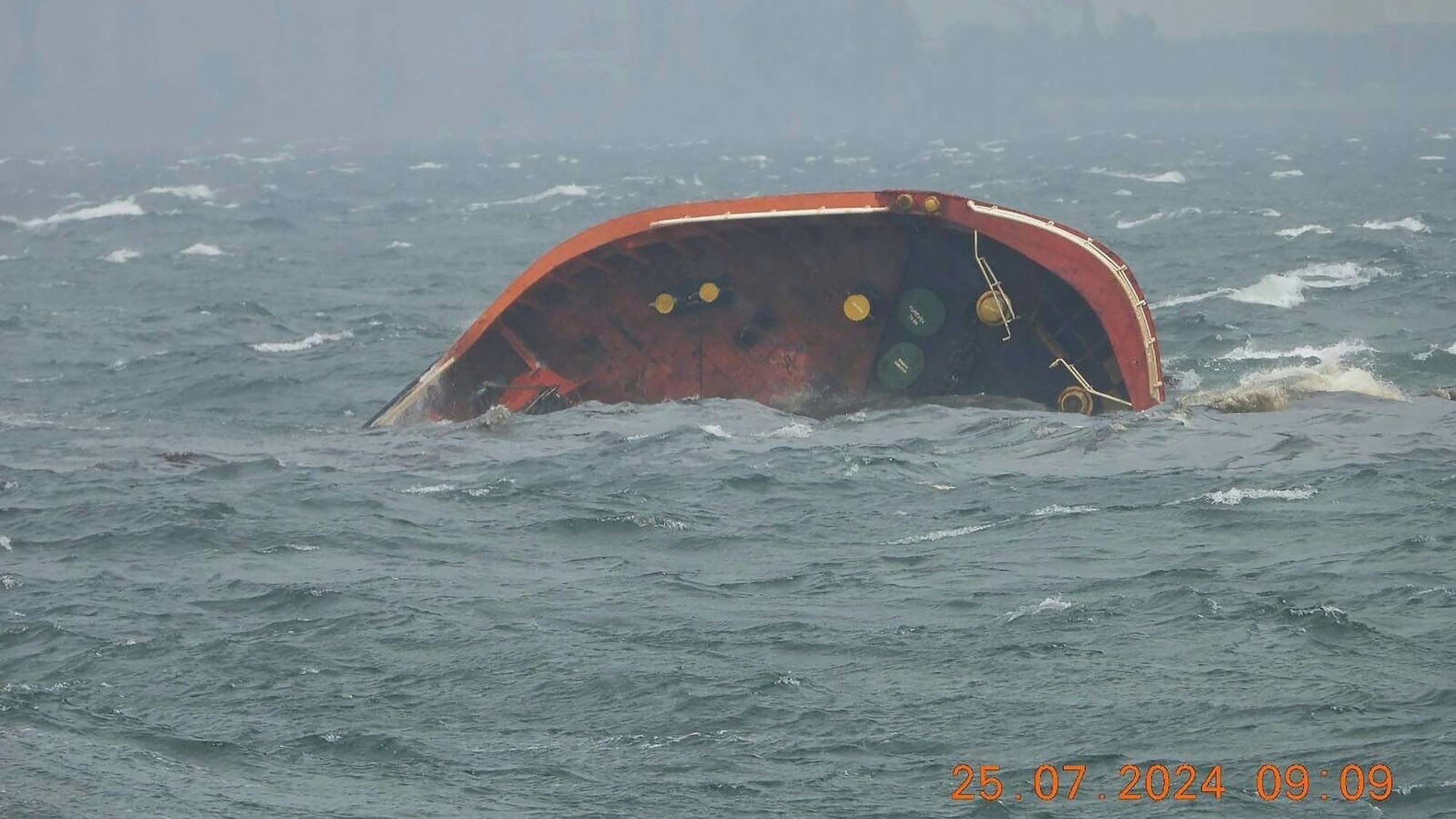 HANDOUT - 25.07.2024, Philippinen, Manila-Bucht: Dieses von der philippinischen Küstenwache über AP veröffentlichte Foto zeigt, wie der unter philippinischer Flagge fahrende Tanker Terra Nova sinkt. Der Öltanker war in der Bucht von Manila auf riesige Wellen gestoßen.