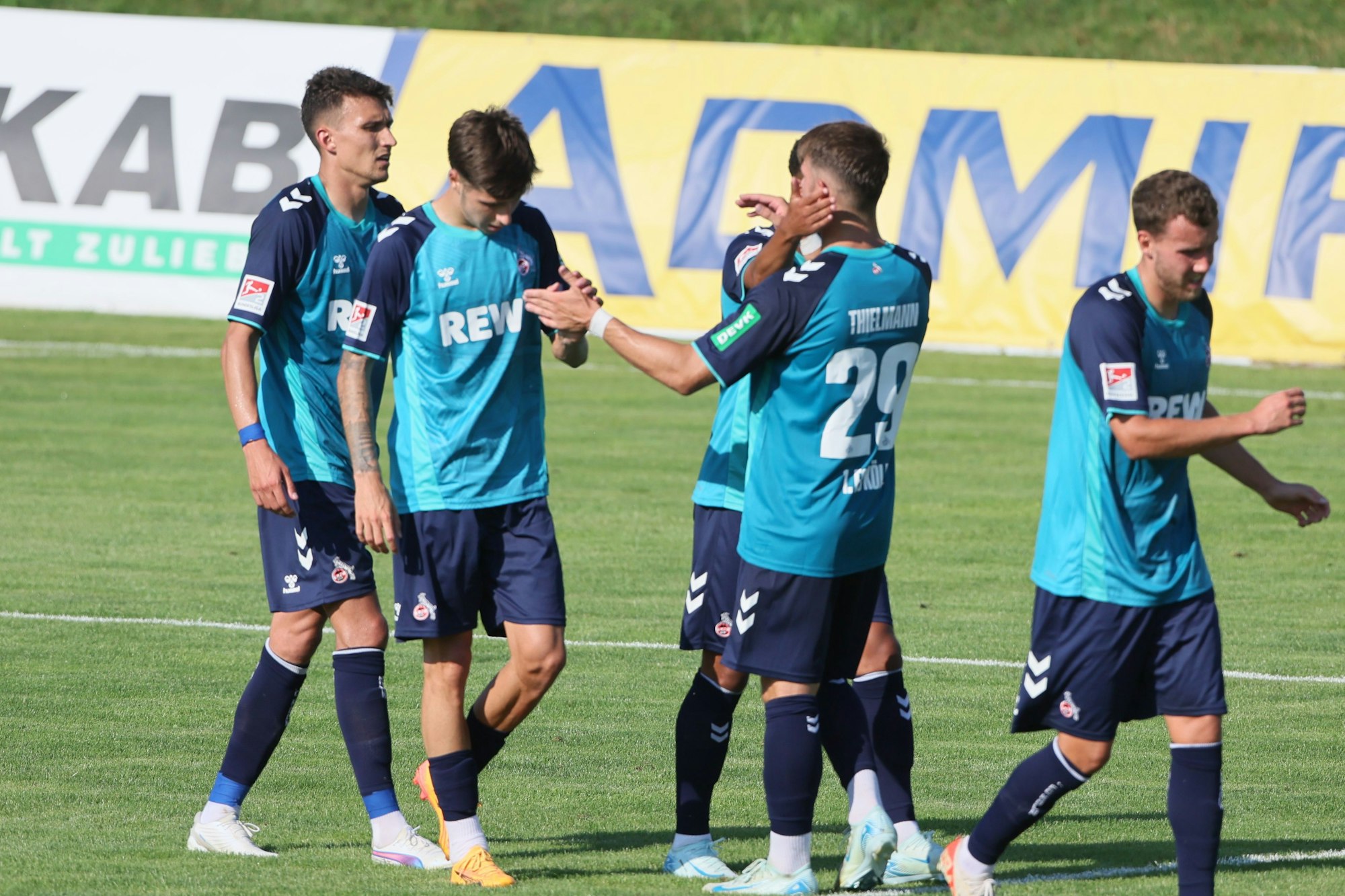 Die Kölner um Torschütze Ljubicic (v.l.), Huseinbasic, Thielmann und Waldschmidt freuen sich über das Tor zum 3:2-Sieg gegen Udinese Calcio.