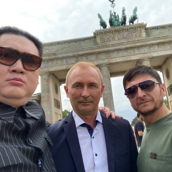 Die Doppelgänger von Kim Jong-un, Wladimir Putin und Wolodymyr Selenskyj posieren vor dem Brandenburger Tor in Berlin