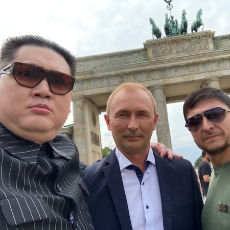 Die Doppelgänger von Kim Jong-un, Wladimir Putin und Wolodymyr Selenskyj posieren vor dem Brandenburger Tor in Berlin