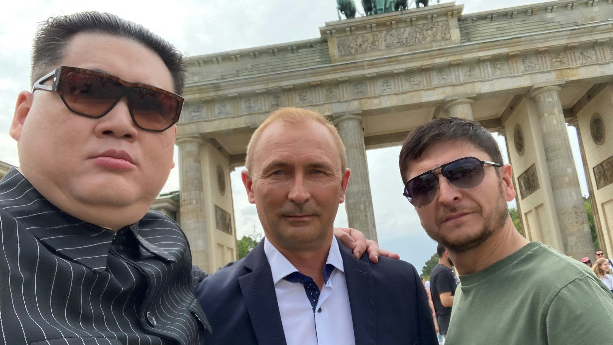 Die Doppelgänger von Kim Jong-un, Wladimir Putin und Wolodymyr Selenskyj posieren vor dem Brandenburger Tor in Berlin