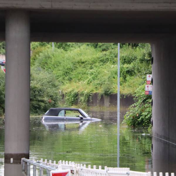 Ein Auto steht in den Fluten.