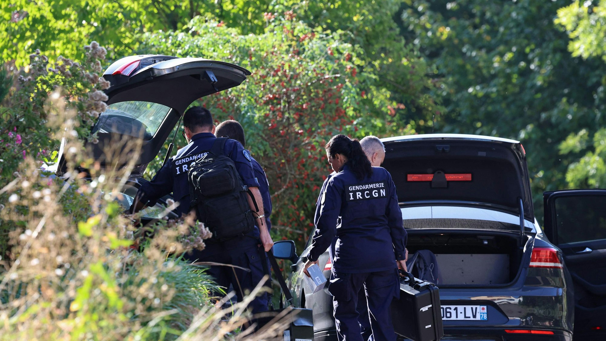 Französische Gendarmen des Nationalen Instituts für kriminalistische Forschung der Gendarmerie (IRCGN) treffen in der Nähe eines Hauses ein.