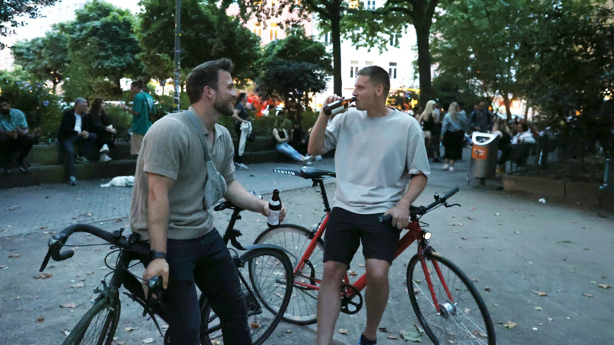 Zwei Männer stehen mit ihren Fahrrädern auf dem Brüssler Platz.