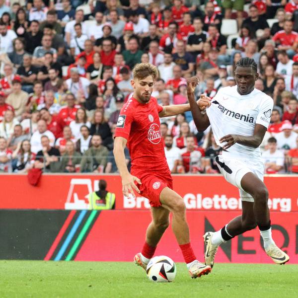 Essen, Deutschland 26. Juli 2024: Testspiel - 2024/2025 - Rot-Weiss Essen vs. Bayer 04 Leverkusen Im Bild: v.li. im Zweikampf Leonardo Vonic Rot-Weiss Essen und Naba Mensah Bayer 04 Leverkusen /// DFB regulations prohibit any use of photographs as image sequences and/or quasi-video /// Stadion an der Hafenstraße Nordrhein Westfalen *** Essen, Germany 26 July 2024 Test match 2024 2025 Rot Weiss Essen vs Bayer 04 Leverkusen In the picture from left in duel Leonardo Vonic Rot Weiss Essen and Naba Mensah Bayer 04 Leverkusen DFB regulations prohibit any use of photographs as image sequences and or quasi video Stadion an der Hafenstraße Nordrhein Westfalen Copyright: xFotostandx/xFantinix