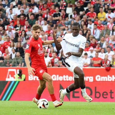 Essen, Deutschland 26. Juli 2024: Testspiel - 2024/2025 - Rot-Weiss Essen vs. Bayer 04 Leverkusen Im Bild: v.li. im Zweikampf Leonardo Vonic Rot-Weiss Essen und Naba Mensah Bayer 04 Leverkusen /// DFB regulations prohibit any use of photographs as image sequences and/or quasi-video /// Stadion an der Hafenstraße Nordrhein Westfalen *** Essen, Germany 26 July 2024 Test match 2024 2025 Rot Weiss Essen vs Bayer 04 Leverkusen In the picture from left in duel Leonardo Vonic Rot Weiss Essen and Naba Mensah Bayer 04 Leverkusen DFB regulations prohibit any use of photographs as image sequences and or quasi video Stadion an der Hafenstraße Nordrhein Westfalen Copyright: xFotostandx/xFantinix