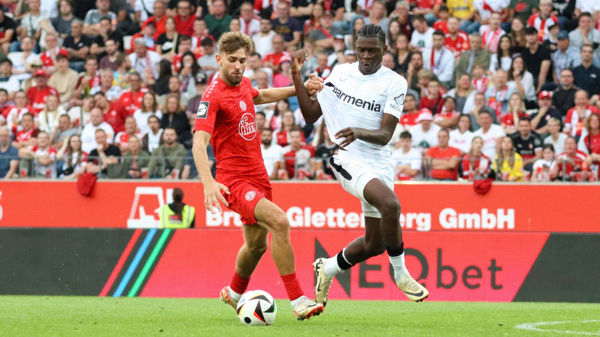 Essen, Deutschland 26. Juli 2024: Testspiel - 2024/2025 - Rot-Weiss Essen vs. Bayer 04 Leverkusen Im Bild: v.li. im Zweikampf Leonardo Vonic Rot-Weiss Essen und Naba Mensah Bayer 04 Leverkusen /// DFB regulations prohibit any use of photographs as image sequences and/or quasi-video /// Stadion an der Hafenstraße Nordrhein Westfalen *** Essen, Germany 26 July 2024 Test match 2024 2025 Rot Weiss Essen vs Bayer 04 Leverkusen In the picture from left in duel Leonardo Vonic Rot Weiss Essen and Naba Mensah Bayer 04 Leverkusen DFB regulations prohibit any use of photographs as image sequences and or quasi video Stadion an der Hafenstraße Nordrhein Westfalen Copyright: xFotostandx/xFantinix