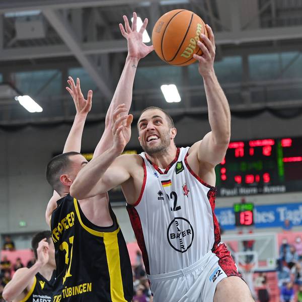 Basketball 2. Bundesliga 2021/2022 Playoff Halblfinale 2. Spiel in der Paul Horn Arena: Tigers Tuebingen - Bayer Giants Leverkusen 07.05.2022 Daniel Keppeler li, Tigers gegen Dennis Heinzmann re, Bayer Giants Leverkusen *** Basketball 2 Bundesliga 2021 2022 playoff semifinal 2 game at Paul Horn Arena Tigers Tuebingen Bayer Giants Leverkusen 07 05 2022 Daniel Keppeler left, Tigers vs Dennis Heinzmann right, Bayer Giants Leverkusen