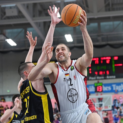 Basketball 2. Bundesliga 2021/2022 Playoff Halblfinale 2. Spiel in der Paul Horn Arena: Tigers Tuebingen - Bayer Giants Leverkusen 07.05.2022 Daniel Keppeler li, Tigers gegen Dennis Heinzmann re, Bayer Giants Leverkusen *** Basketball 2 Bundesliga 2021 2022 playoff semifinal 2 game at Paul Horn Arena Tigers Tuebingen Bayer Giants Leverkusen 07 05 2022 Daniel Keppeler left, Tigers vs Dennis Heinzmann right, Bayer Giants Leverkusen