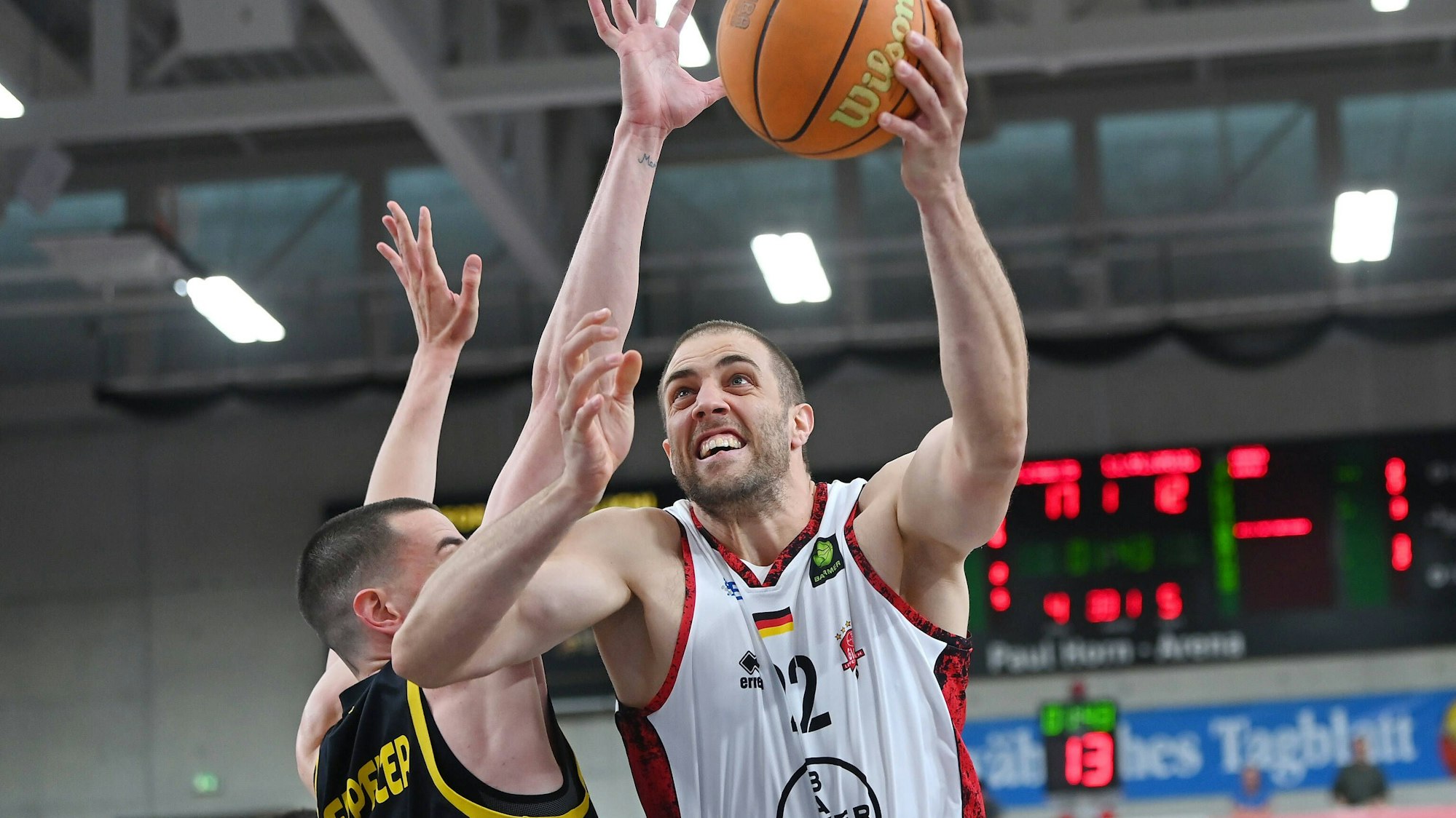 Basketball 2. Bundesliga 2021/2022 Playoff Halblfinale 2. Spiel in der Paul Horn Arena: Tigers Tuebingen - Bayer Giants Leverkusen 07.05.2022 Daniel Keppeler li, Tigers gegen Dennis Heinzmann re, Bayer Giants Leverkusen *** Basketball 2 Bundesliga 2021 2022 playoff semifinal 2 game at Paul Horn Arena Tigers Tuebingen Bayer Giants Leverkusen 07 05 2022 Daniel Keppeler left, Tigers vs Dennis Heinzmann right, Bayer Giants Leverkusen