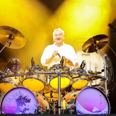 Nick Mason wird von gelben Scheinwerfern bestrahlt.