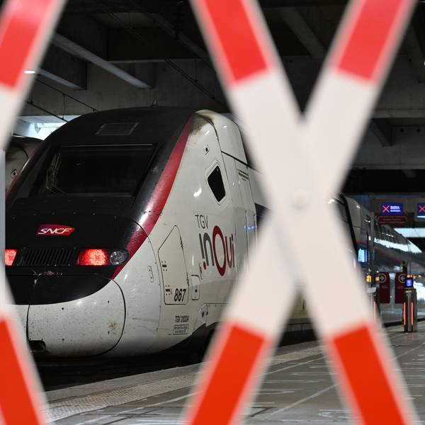 Ein TGV der französischen Eisenbahngesellschaft SNCF steht im Bahnhof Gare Montparnasse.