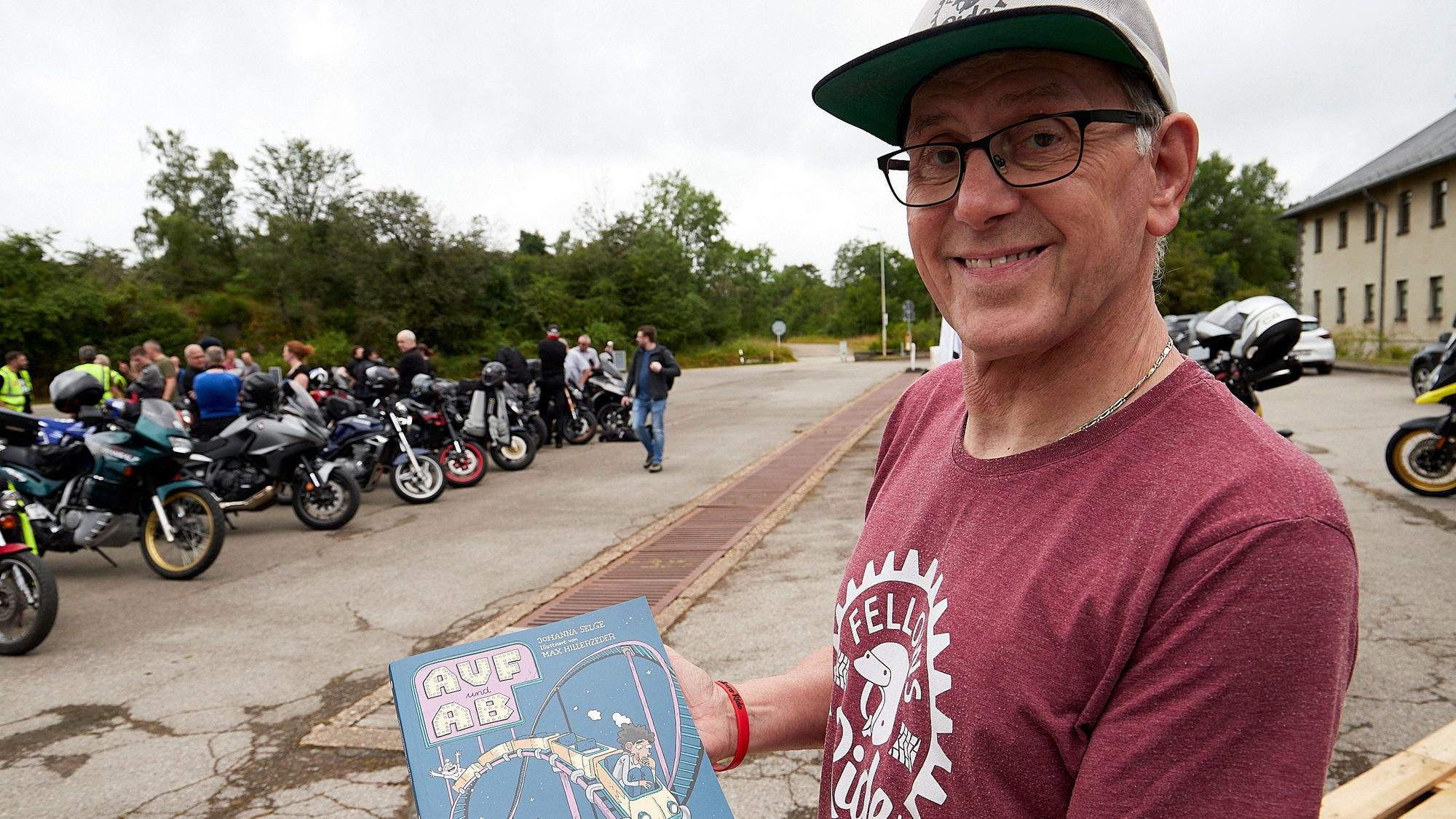 Peter Grethler, Mitbegründer des "Fellows Ride", präsentiert die Graphic Nove.