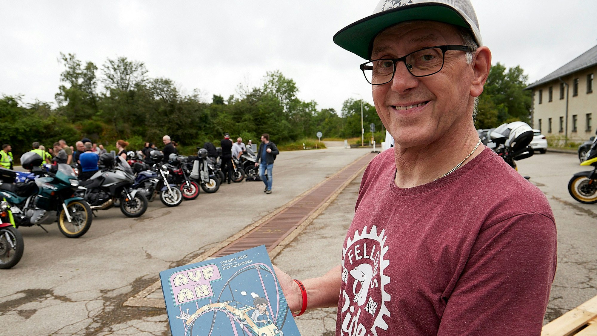 Peter Grethler, Mitbegründer des "Fellows Ride", präsentiert die Graphic Nove.