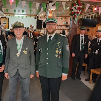Das Foto zeigt den 1. und 2. Vorsitzenden des Schützenvereins Müllenbach und dazwischen den Schützen Paul Wernscheid, der seit 70 Jahren Mitglied des Vereins ist.