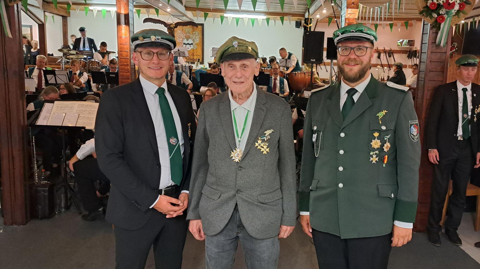 Das Foto zeigt den 1. und 2. Vorsitzenden des Schützenvereins Müllenbach und dazwischen den Schützen Paul Wernscheid, der seit 70 Jahren Mitglied des Vereins ist.