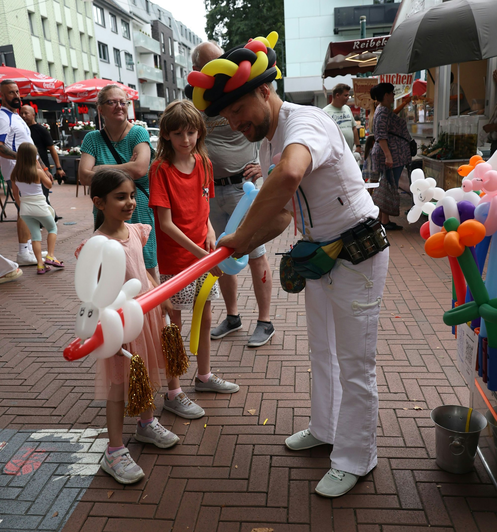 Lina Kaya (l.) freute sich über einen Ballonhund von Gustav.