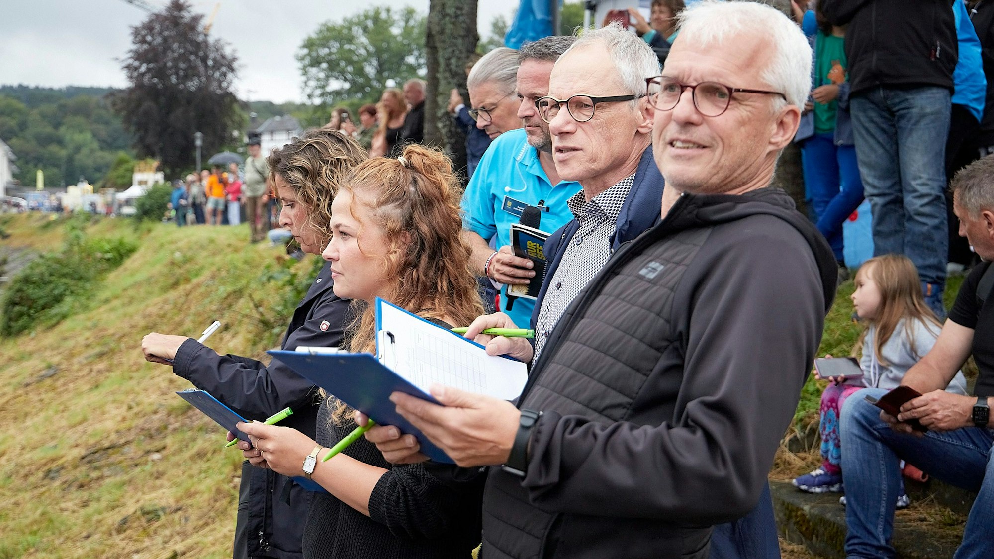 Blick auf die Jury mit ihren Bewertungszetteln.