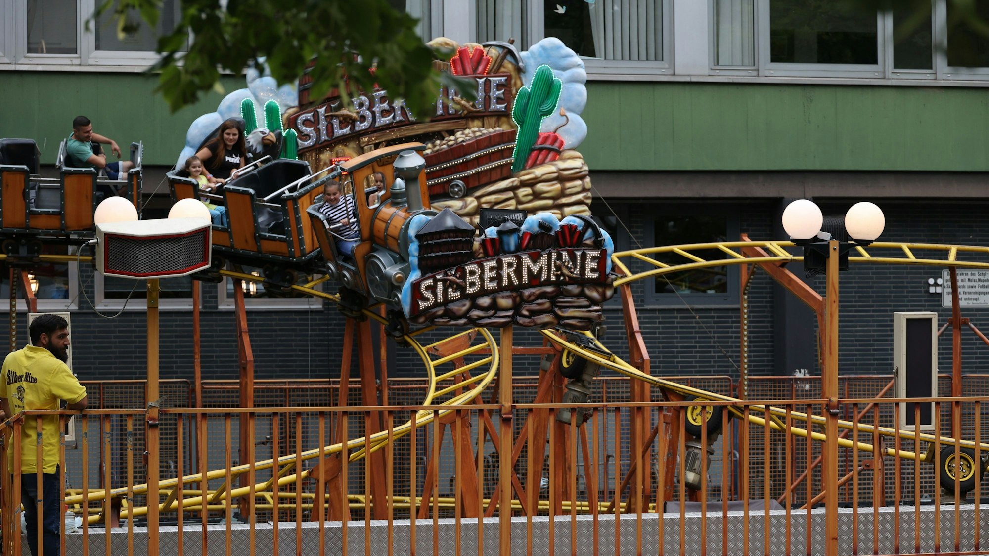 Schon früh hatten sich am Freitag Schlangen vor der Achterbahn „SIlbermine“ gebildet.