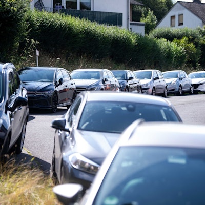 Der Straßenrand ist voll gestellt mit Autos.