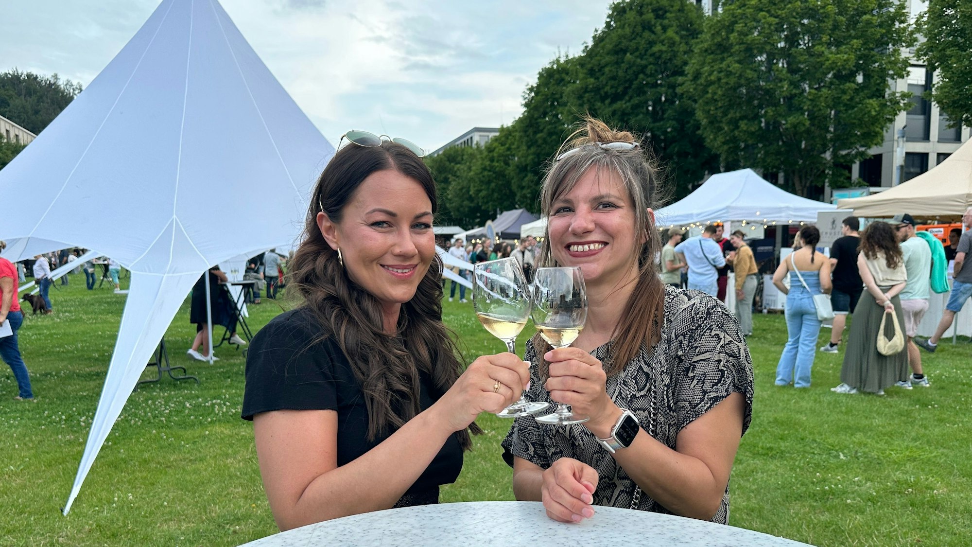 Zwei Frauen prosten in die Kamera.