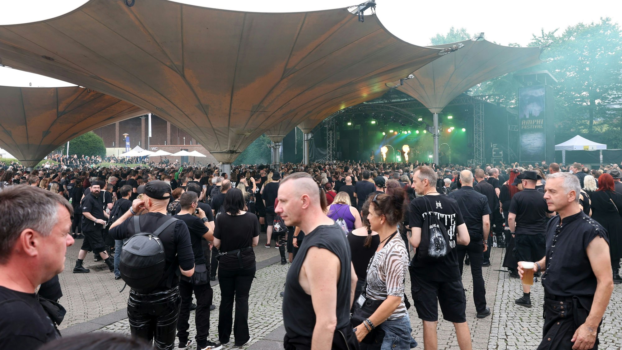 Unter den Schirmen des Tanzbrunnens stellten sich die Besucher beim Regen unter.