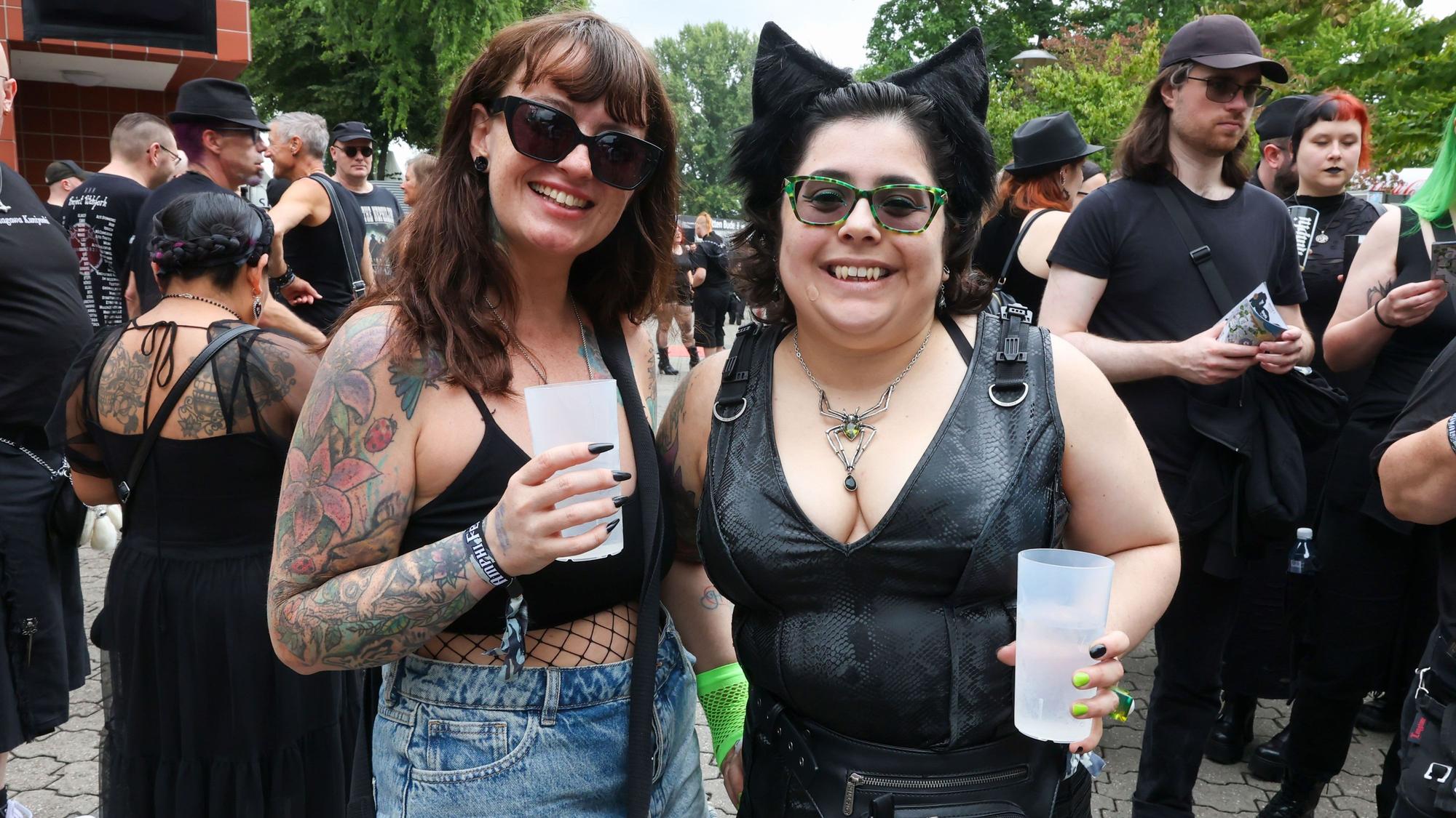 Jennifer aus Cambridge und Corrine aus Northampton sind für das Amphi-Festival sogar extra aus England angereist.