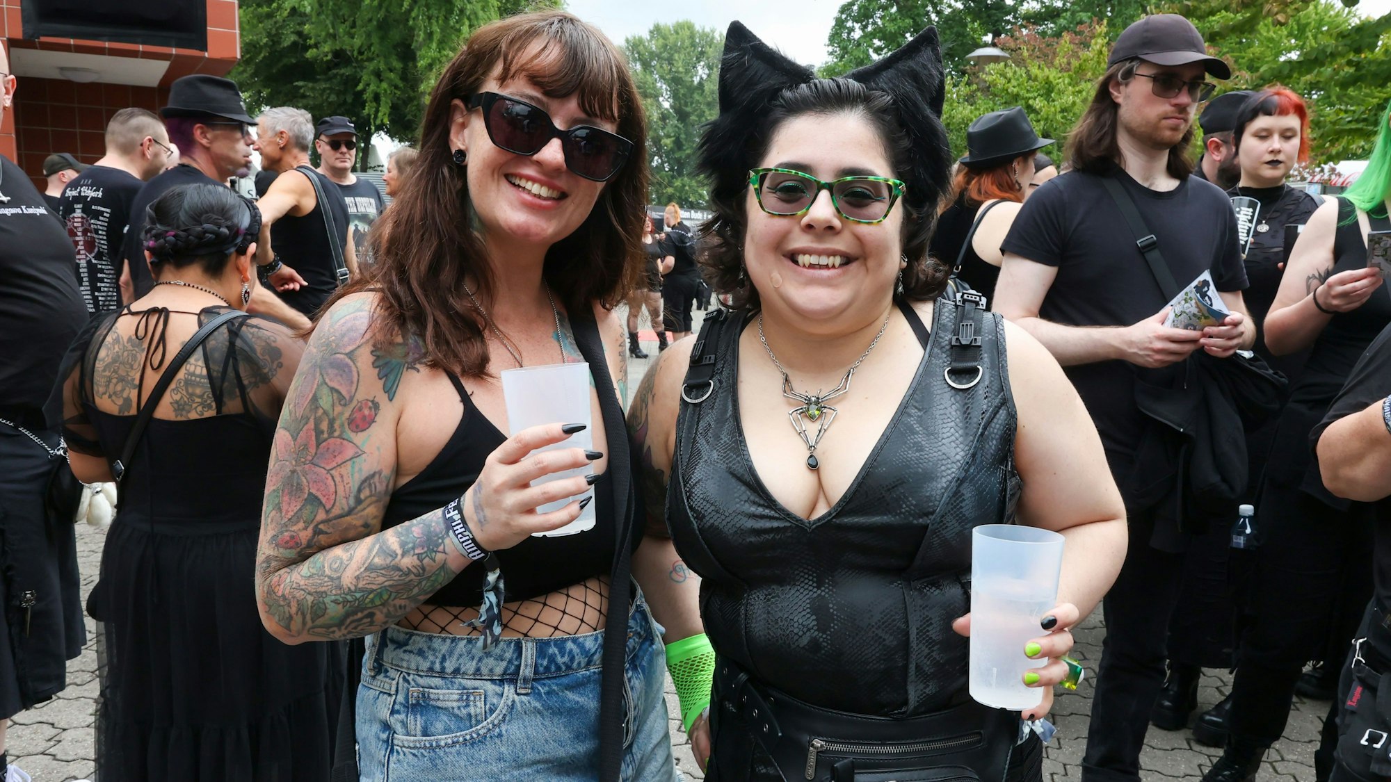 Jennifer aus Cambridge und Corrine aus Northampton sind für das Amphi-Festival sogar extra aus England angereist.