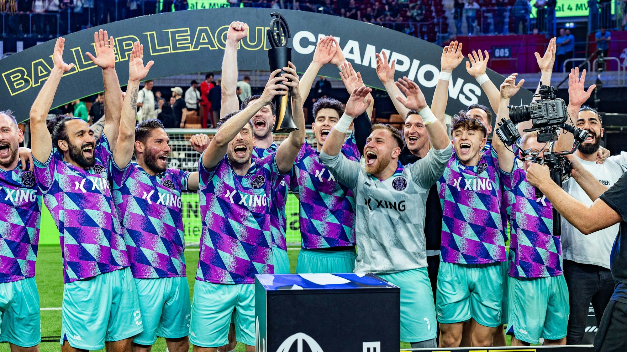 Die Spieler von Streets United jubeln über den Sieg.