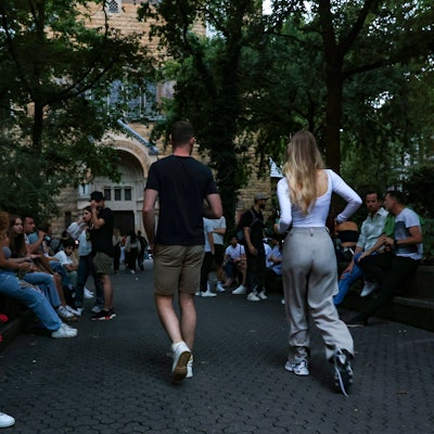 Junge Menschen sitzen am Brüsseler Platz.