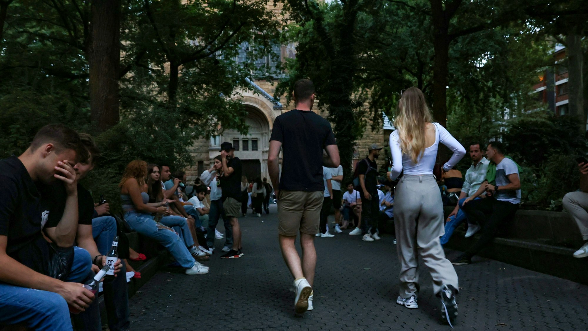 Menschen treffen sich am Brüsseler Platz.