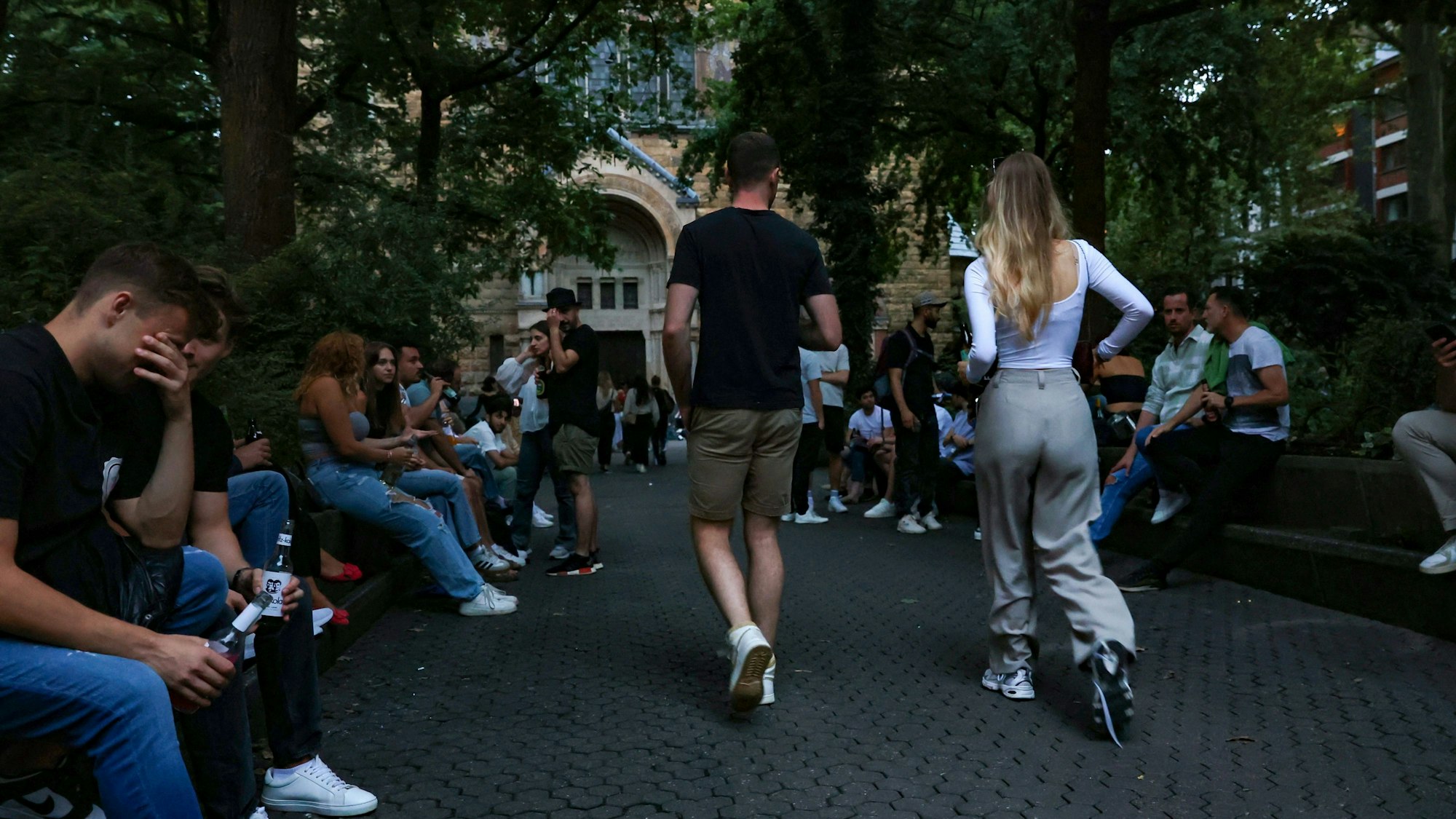 Junge Menschen sitzen am Brüsseler Platz.