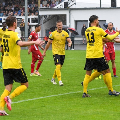 Spieler von Eintracht  Hohkeppel bedanken sich per Handschlag bei ihrem Torwart Kevin Jachmuth, der einen Elfmeter gehalten hat.