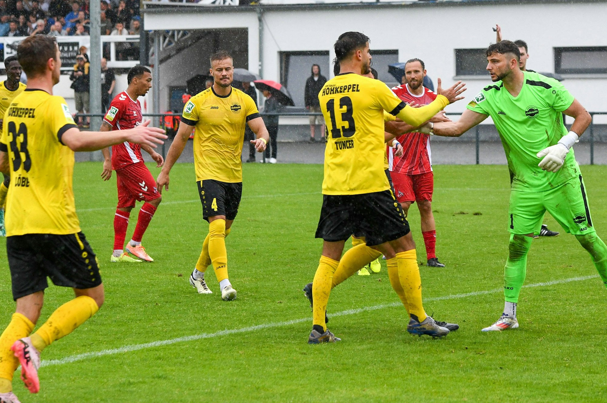 Spieler von Eintracht Hohkeppel bedanken sich per Handschlag bei ihrem Torwart Kevin Jachmuth, der einen Elfmeter gehalten hat.