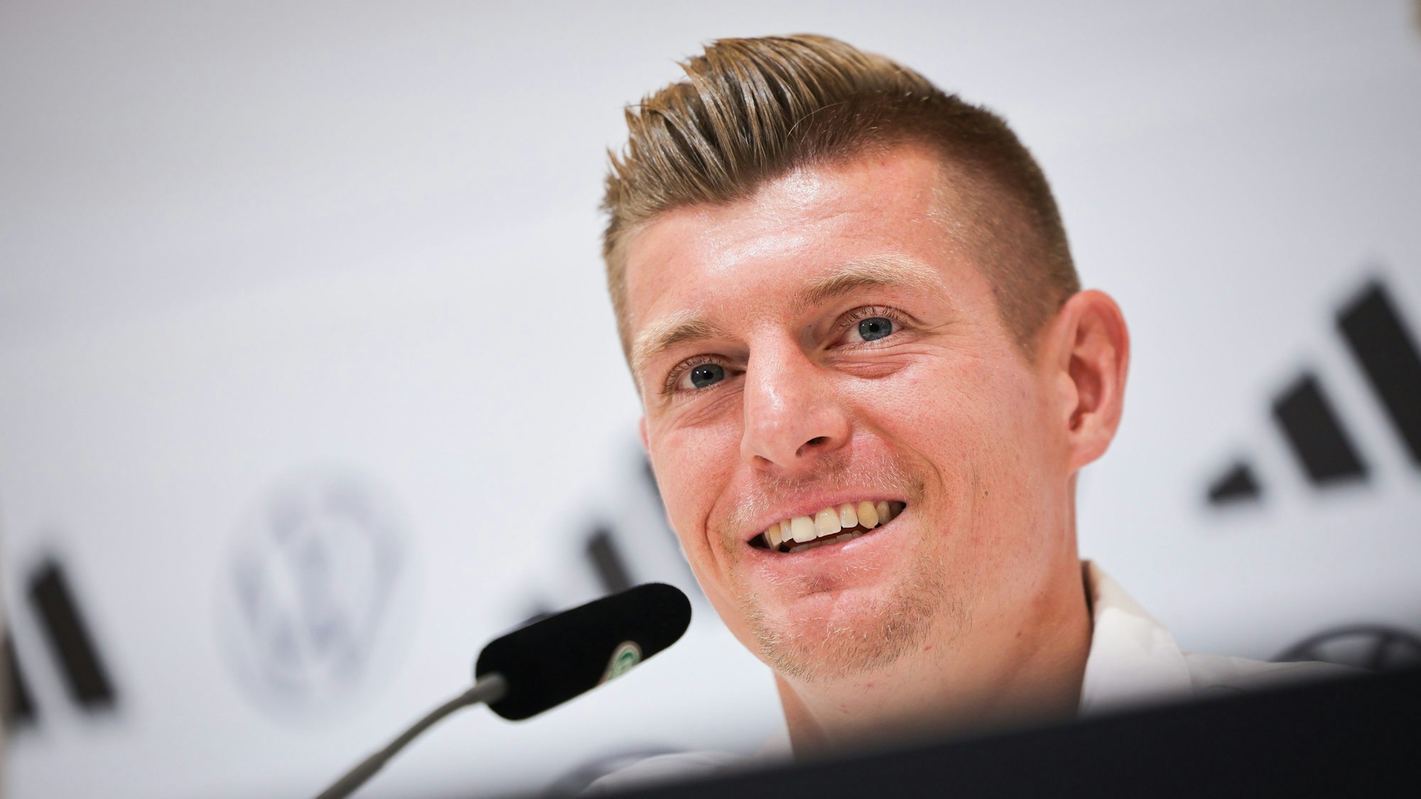 Toni Kroos bei einer Pressekonferenz.