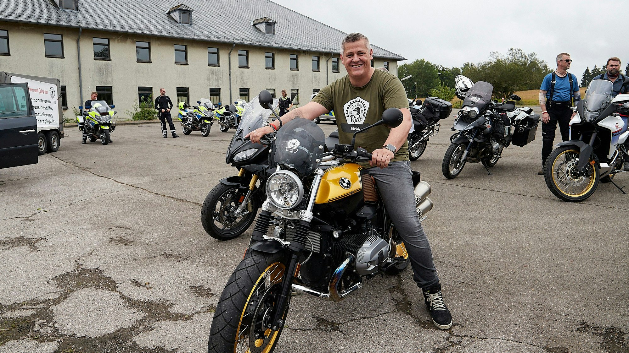 Mitorganisator Christian Gehlen aus seiner BMW vor Van Dooren in Vogelsang.