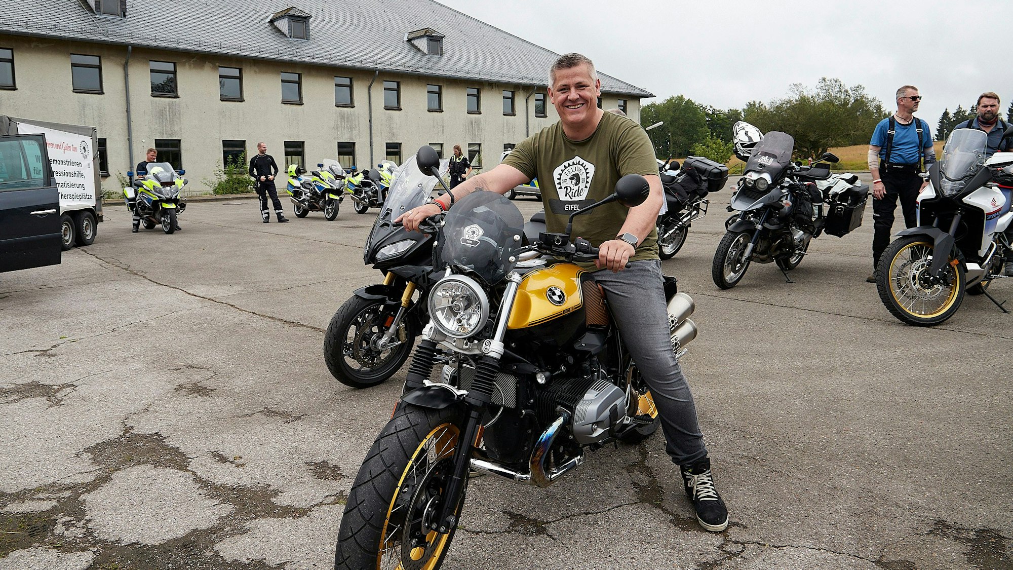 Mitorganisator Christian Gehlen aus seiner BMW vor Van Dooren in Vogelsang.