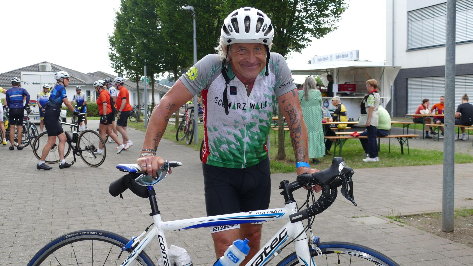 Ein Mann mit Rennrad.
