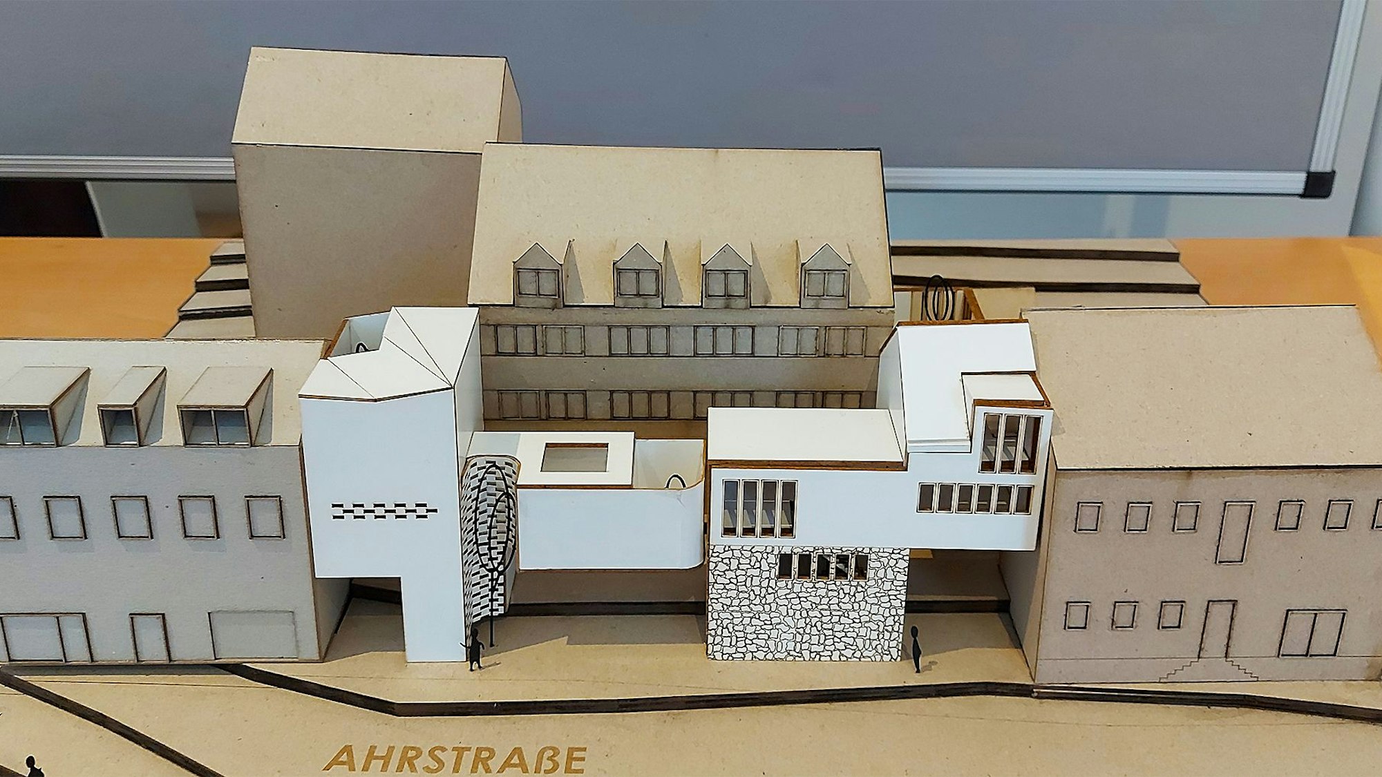 Das Foto zeigt ein Modell mit verschieden gestalteten Gebäudeteilen.