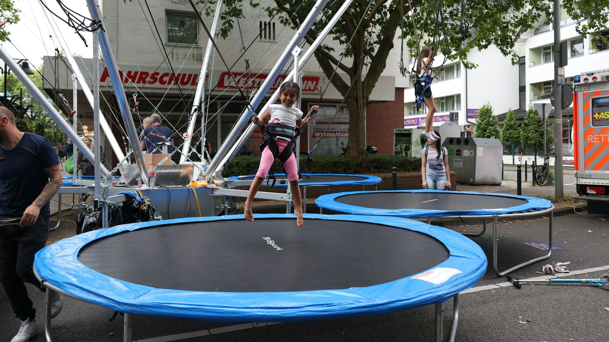 Sanvi hat Spaß auf dem Trampolin.
