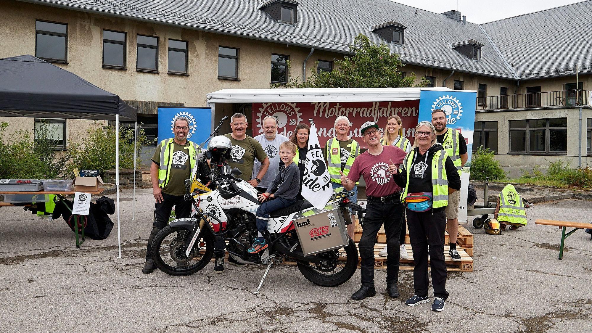 Die Initiatoren stehen vor einem Anhänger.
